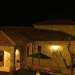 Aux Vieux Arceaux Hotel