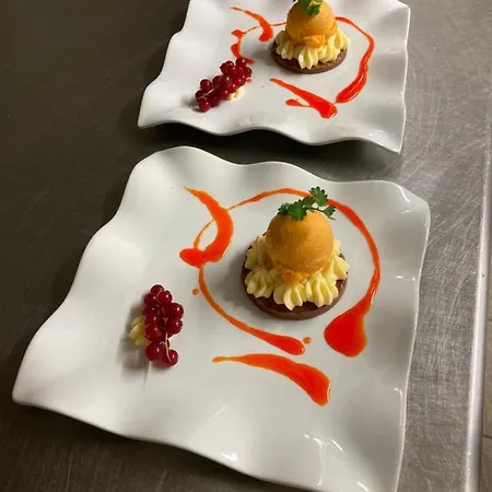 Hotel Aux Vieux Arceaux 3*