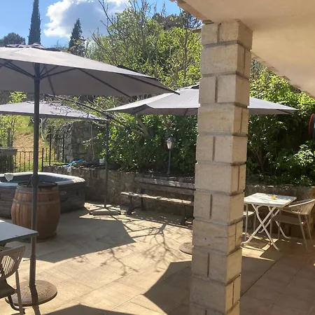 Aux Vieux Arceaux Hotel