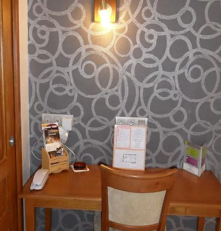Aux Vieux Arceaux Hotel