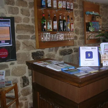 Hotel Aux Vieux Arceaux 3*