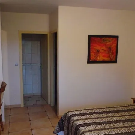 Aux Vieux Arceaux Hotel 3*