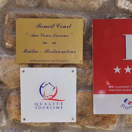 Aux Vieux Arceaux Hotel 3*