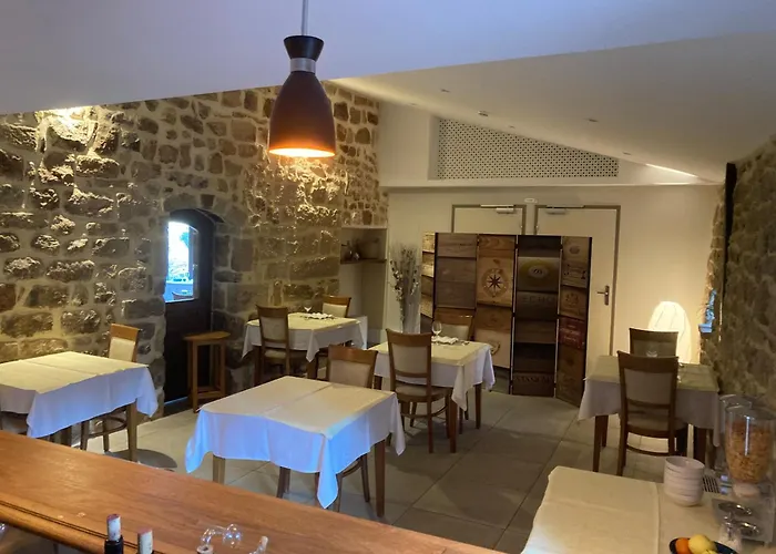 فندق Aux Vieux Arceaux ميركور