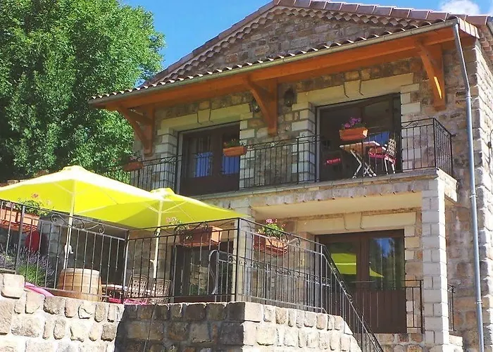 Aux Vieux Arceaux فندق