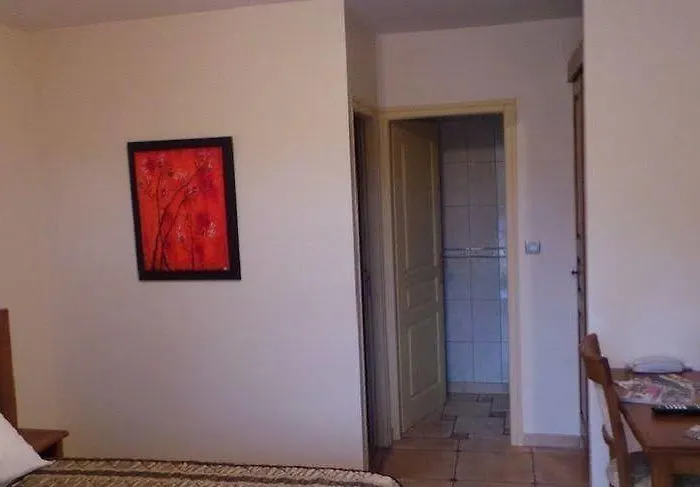 Aux Vieux Arceaux فندق
