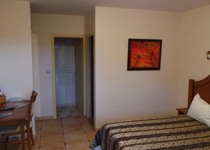 Aux Vieux Arceaux فندق 3*