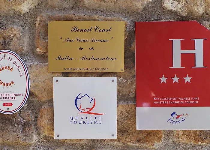 Aux Vieux Arceaux فندق 3*