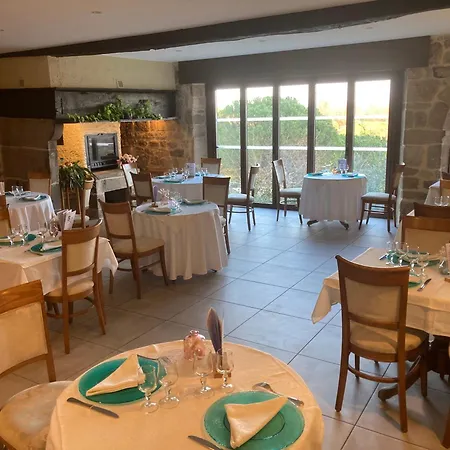 Aux Vieux Arceaux Hotel 3*