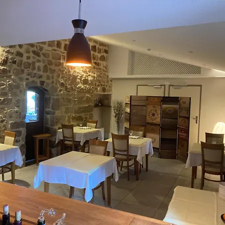 Hotel Aux Vieux Arceaux Mercuer