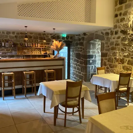 Aux Vieux Arceaux 3*