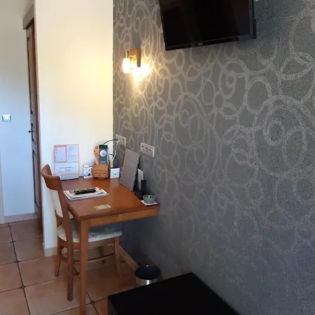 Aux Vieux Arceaux Hotel 3*